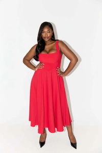 Détail de robe rouge sans manches à col carré avec taille haute et ourlet fluide