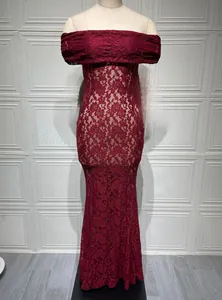 Détail de la robe en dentelle bordeaux à épaules dénudées montrant la broderie florale