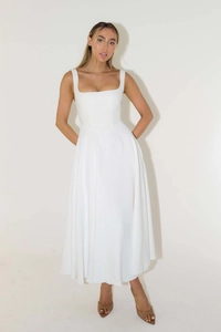 Détail d'une robe midi blanche avec encolure carrée et couture de taille en V