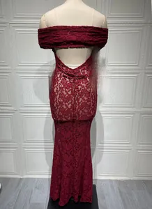 Détail du dos d'une robe en dentelle bordeaux avec décolleté en V profond et coupe sirène