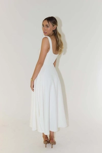 Vue arrière d'une robe midi blanche sans manches avec de larges bretelles et un col en U élégant