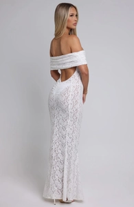 Détail de la dentelle florale blanche sur une robe de soirée dos nu à épaules dénudées