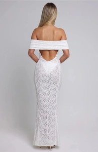 Détails du dos nu sur cette robe longue moulante en dentelle florale blanche à épaules dénudées