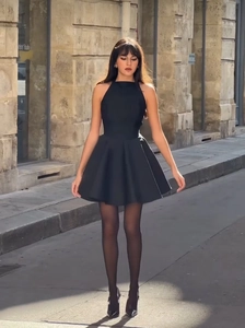 Vue complète d'une mini-robe noire dos nu avec jupe trapèze dans une rue européenne