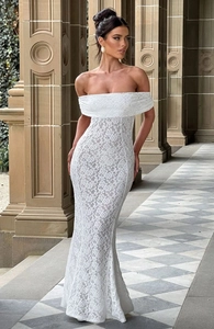 Détails du tissu en dentelle florale blanche et de la robe longue à épaules dénudées