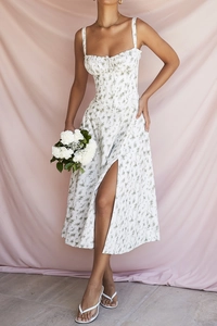 Detail van de bloemen midi-jurk met zijsplit en geplooide buste voor een elegante look