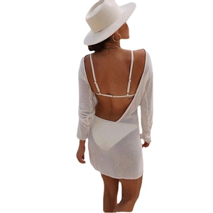 Robe de plage blanche dos nu en maille à manches longues et coupe mini transparente