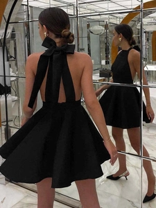 Vue détaillée du dos avec encolure licou et grand nœud sur la mini robe noire
