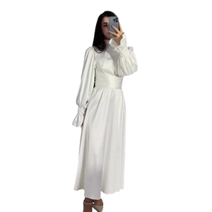 Détail d'une robe maxi blanche en satin avec manches lanternes élégantes et taille ajustée