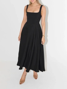 Élégante robe mi-longue noire sans manches avec encolure carrée et coupe trapèze d'été