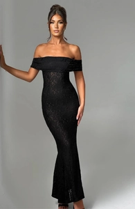 Détail de la robe de soirée noire en dentelle avec épaules dénudées et motifs floraux