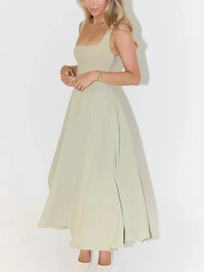Robe mi-longue élégante vert sauge à col carré avec bretelles et taille ajustée