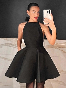 Détail macro de la robe licou noire dos nu avec nœud élégant et jupe trapèze évasée