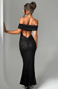 Détail montrant l'élégant dos nu et la texture de dentelle florale de la robe noire