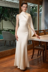 Vue détaillée de la robe de soirée en satin ivoire avec manche cape asymétrique et coupe sirène