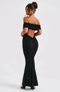 Détail de la dentelle délicate et du dos nu en V plongeant sur cette robe longue noire