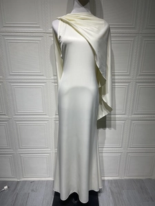 Détail d'une robe de soirée en satin crème avec un décolleté drapé élégant sur mannequin