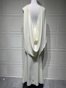 Vue détaillée du dos d'une robe de soirée en satin blanc avec un drapé bénitier élégant