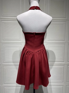 Detail der weinroten Neckholder-Kleid Rückseite mit Knopf und Reißverschluss