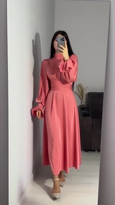 Vue détaillée de la robe en satin rose avec manches bouffantes et taille ceinturée