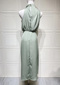 Detail des eleganten hellgrünen Satinmieders mit Neckholder und offenem Rückenteil