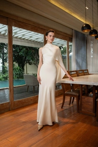 Robe de soirée élégante en satin champagne avec une épaule asymétrique et une cape