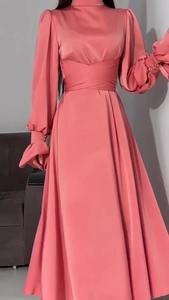 Détail de la taille plissée et du drapé fluide d'une robe élégante en satin rose