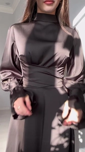 Détail d'une robe en satin chocolat élégante avec col montant et taille cintrée