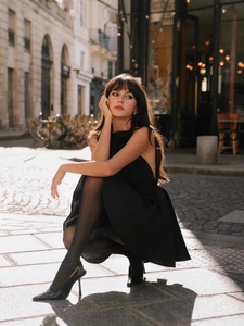Robe courte noire dos nu avec nœud papillon et taille cintrée pour femmes