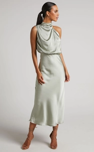 Detaillierte Nahaufnahme der Textur des eleganten Salbeigrünen Satin-Midikleid-Stoffs