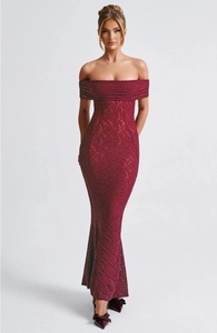 Détail de la broderie en dentelle rouge foncé et de l'élégant ourlet queue de sirène de la robe