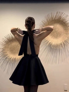 Robe dos nu à licou avec gros nœud papillon et jupe évasée en satin noir élégant