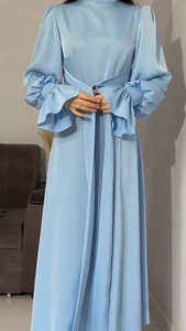 Détails de la robe en satin bleu ciel avec poignets à volants et lien à la taille