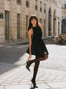 Mini robe noire élégante dos nu avec licou, détail de nœud et coupe trapèze