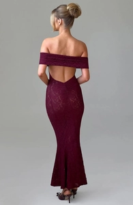 Détails de la robe en dentelle bordeaux montrant le dos nu et les textures florales