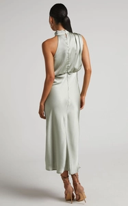Details des eleganten, salbeigrünen Satin-Midikleids mit Neckholder und Reißverschluss