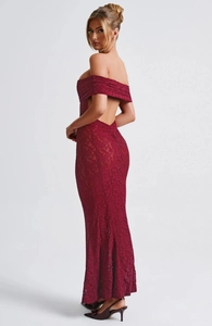 Détail de la coupe dos nu et de la dentelle florale sur une robe de soirée bordeaux