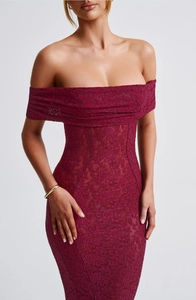 Détails d'une robe en dentelle bordeaux à épaules dénudées avec des motifs floraux élégants