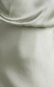 Detailansicht von salbeigrüner Satin-Stoffstruktur mit seidig glattem Fall und Glanz