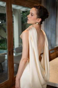 Détail de la robe de soirée dos nu en satin élégante avec silhouette fluide et éclatante