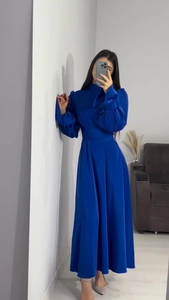Vue détaillée de la robe en satin bleu roi à manches bouffantes et taille cintrée