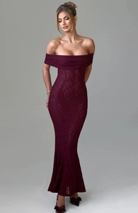 Vue détaillée de la texture de dentelle sur cette robe de soirée sirène à épaules dénudées