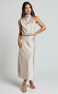Makroaufnahme der eleganten champagnerfarbenen Satin-Halterkleid mit seidiger Stofftextur