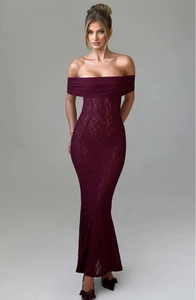 Détail du col bardot et de la dentelle florale sur cette robe moulante bordeaux