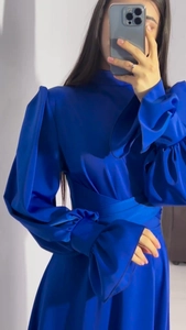 Détail de la robe en satin bleu roi avec manches bouffantes et poignets à volants