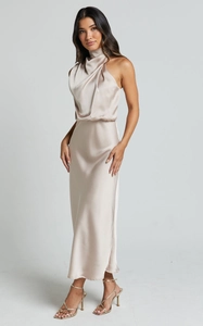 Details des eleganten champagnerfarbenen Satinkleids mit Seidentextur und Neckholder