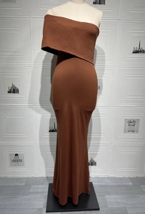 Détail de la robe de soirée marron rouille à épaules dénudées avec large revers et coupe sirène