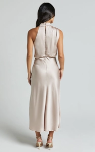 Rückansicht eines eleganten Neckholder-Kleides aus Satin in Champagner mit hohem Kragen