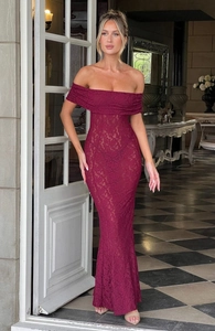Détail de la robe longue en dentelle bordeaux à épaules dénudées avec ourlet sirène