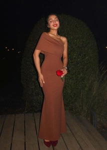 Détail de la robe de soirée marron à épaule dénudée avec coupe ajustée et ourlet en queue de poisson